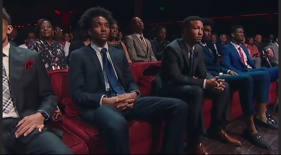 父亲打9年NBA,没有保障!儿子8年狂揽2亿美金,还成为了纽约之王