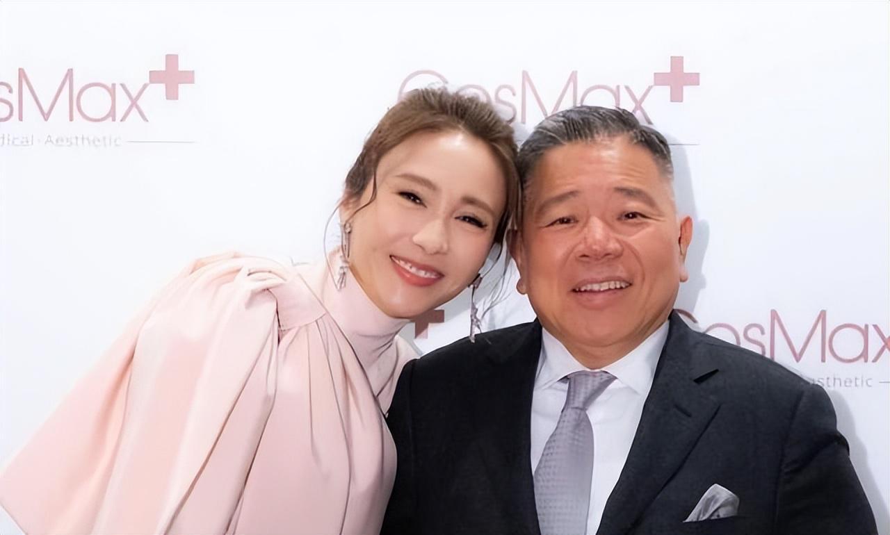 黎姿太丰满了,真空穿紧身裙都兜不住好身材,我感慨富商真会选人