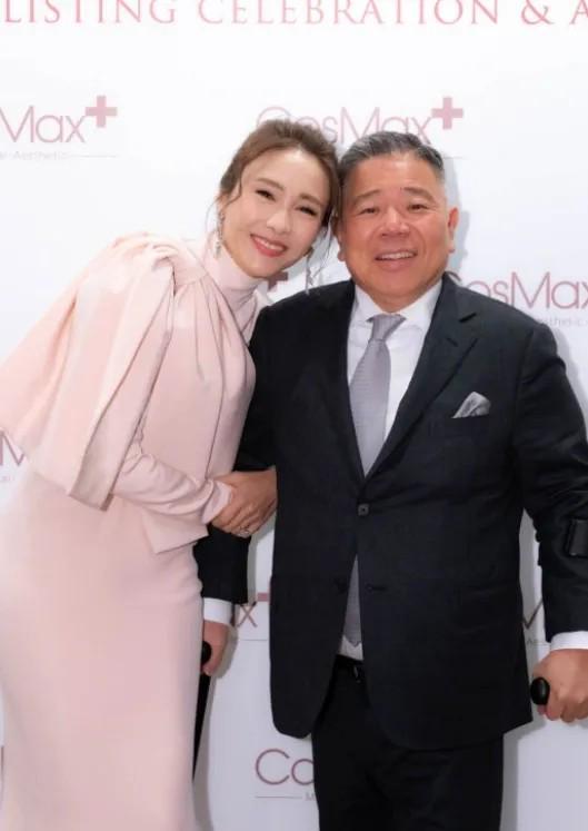 黎姿太丰满了,真空穿紧身裙都兜不住好身材,我感慨富商真会选人