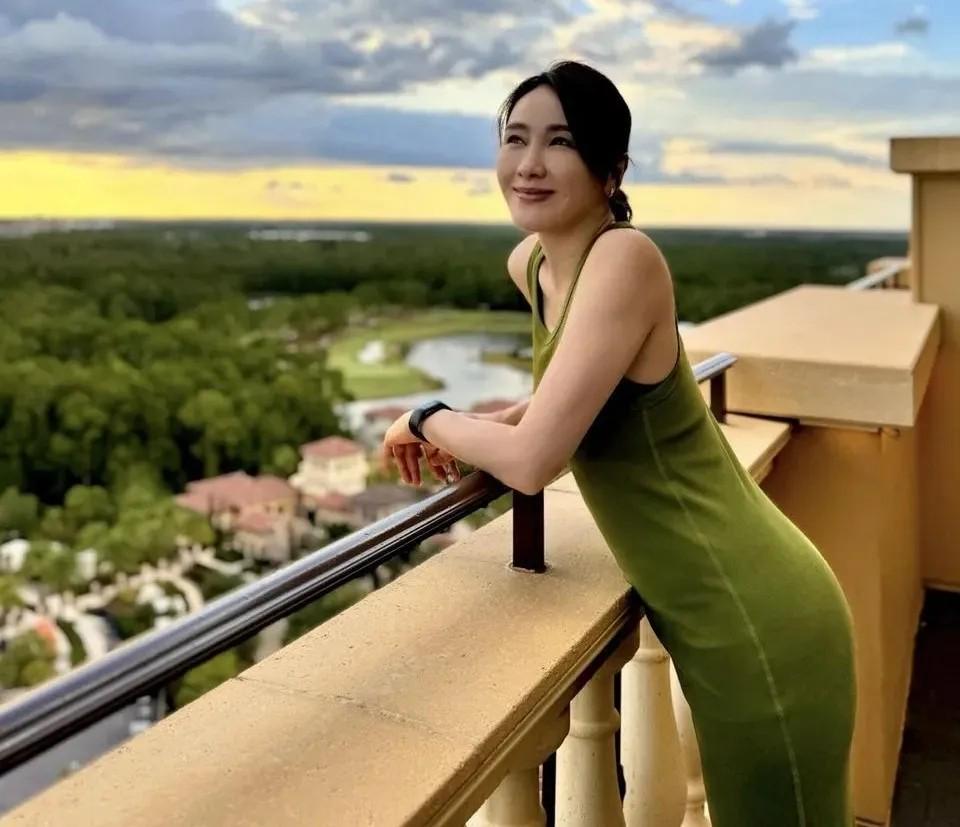 黎姿太丰满了,真空穿紧身裙都兜不住好身材,我感慨富商真会选人